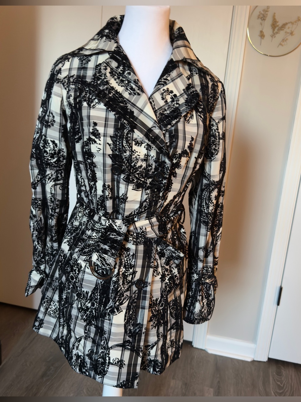 Eccoci SZ 6 black/creme plaid & paisley thigh length trench. Lightweight so cute